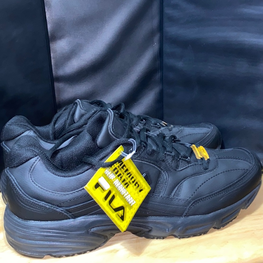 New With Tags Men’s Fila Memory Slip-Resistant sz.13 Black